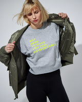 THE CROP SWEAT | grey // neon yellow | front print